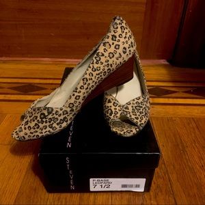 Super cute leopard print peep toe wedge!